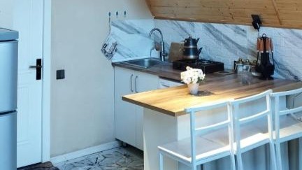 باتيو مع مقاعد وأزهار حمراء