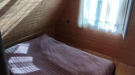 غرفة نوم مع نوافذ وسرير وردّة